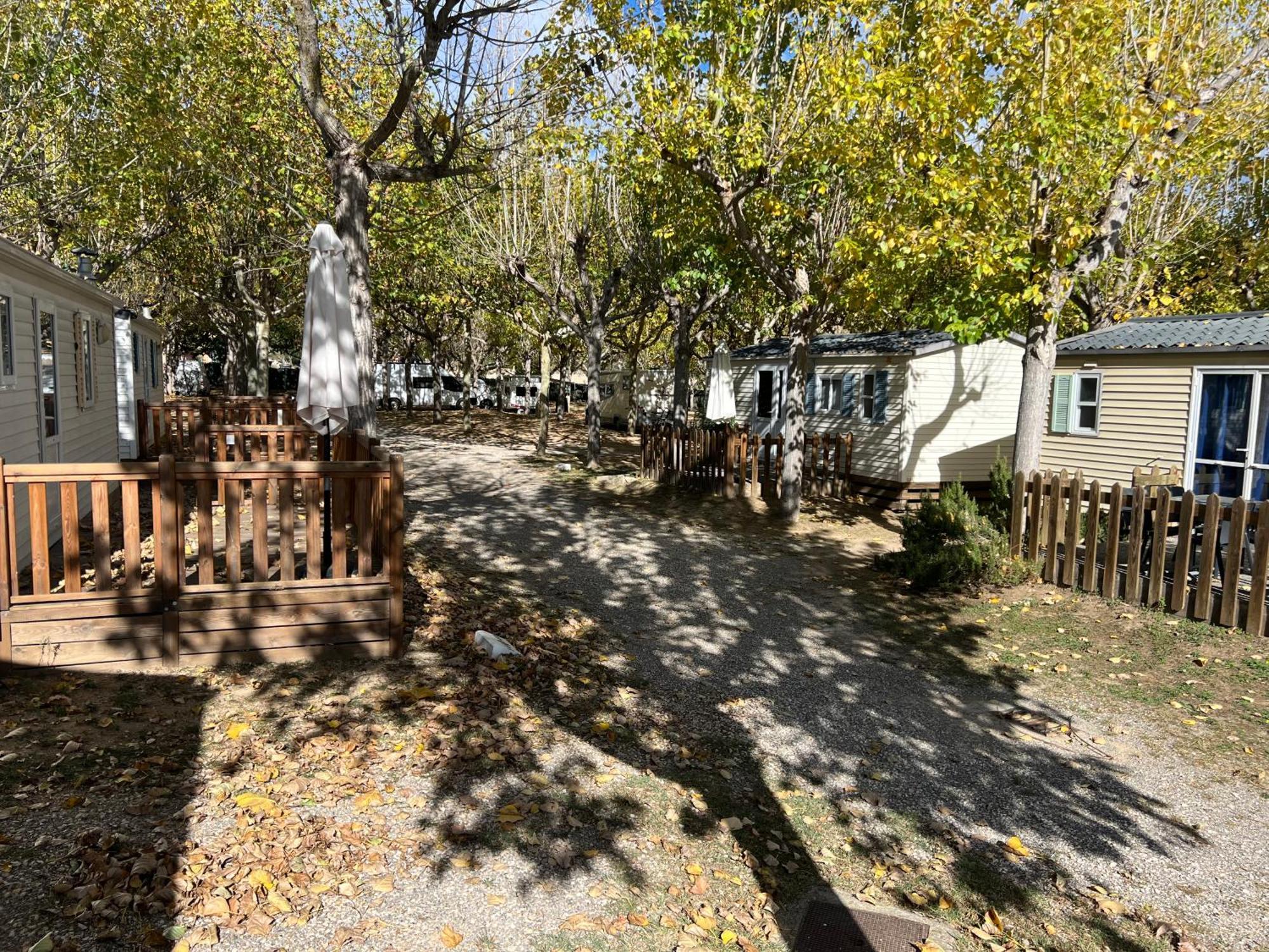 Camping Bungalow El Llac De Banyoles Porqueres Ngoại thất bức ảnh