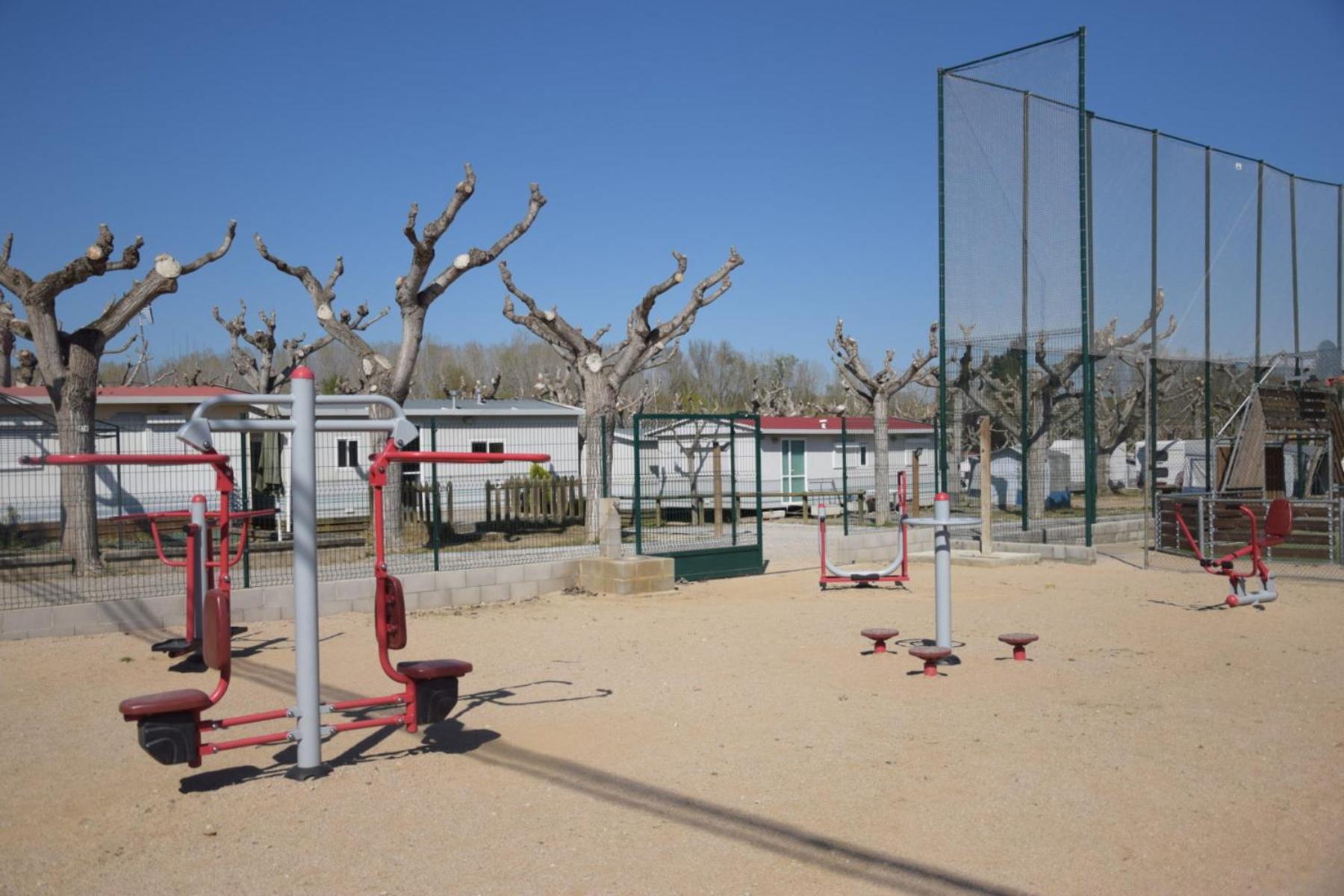 Camping Bungalow El Llac De Banyoles Porqueres Ngoại thất bức ảnh
