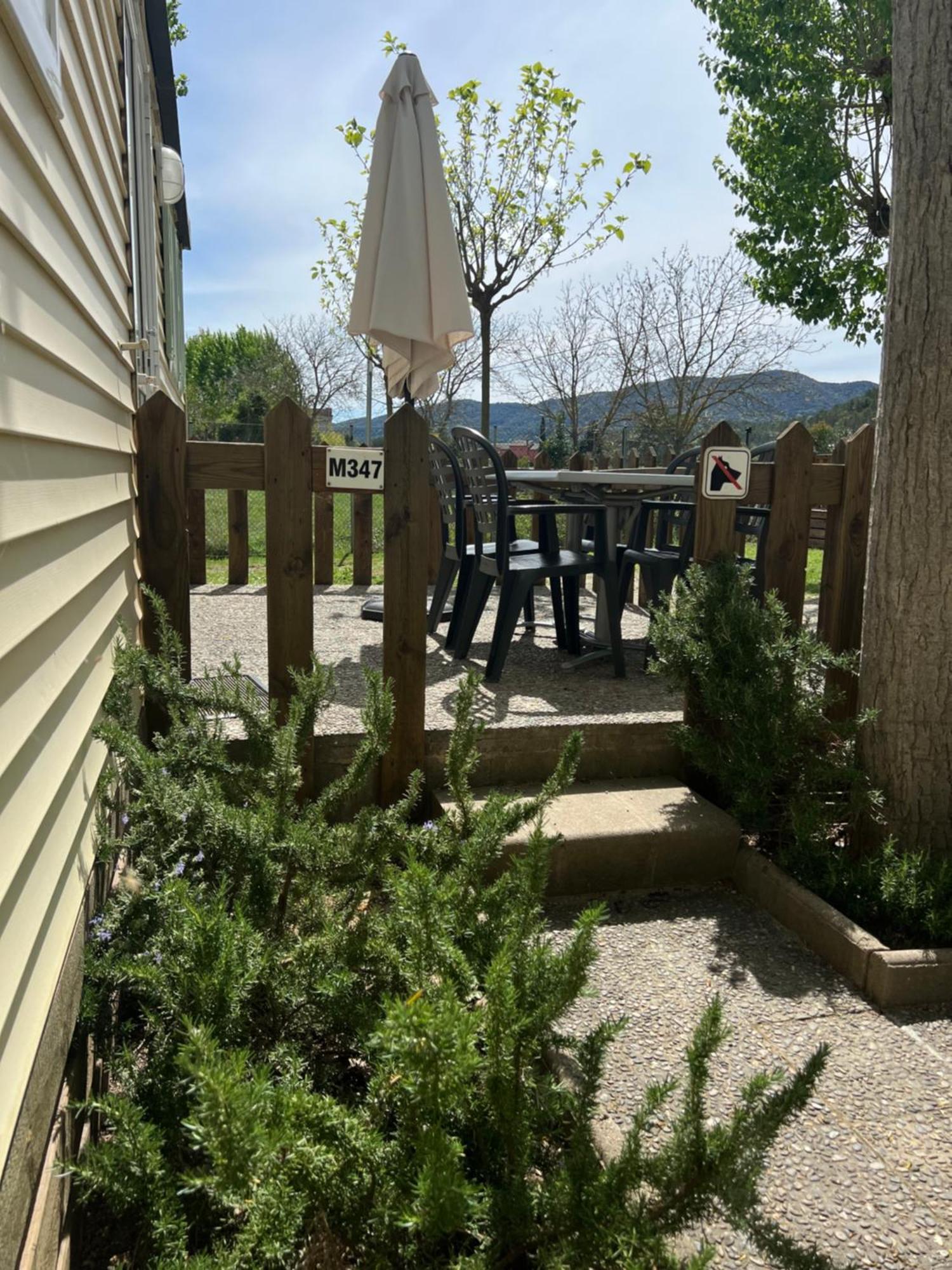 Camping Bungalow El Llac De Banyoles Porqueres Phòng bức ảnh
